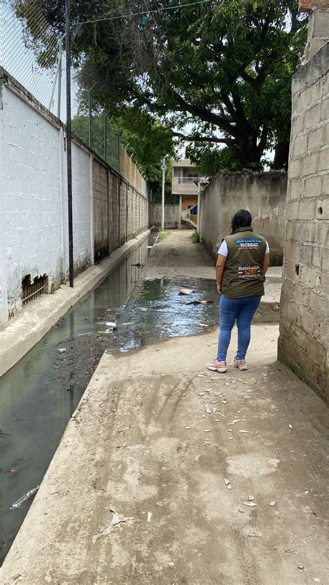 Rebosamiento De Aguas Residuales En Manhole Genera Vertimientos A Canal