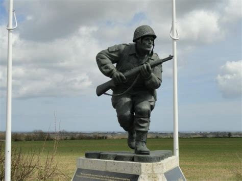 Lt Richard Winters Statue Utah Beach 2 - D-Day Tours of Normandy