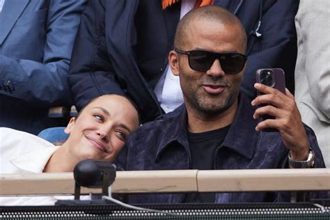 Photo Tony Parker et sa compagne Agathe Teyssier regardent le même