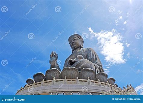 Est Tua De Bronze Exterior De Tian Tan Buddha Assentado Em Hong Kong