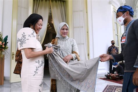 Iriana Jokowi Kasih Oleh Oleh Kain Tenun Badui Ke Istri Marcos Jr