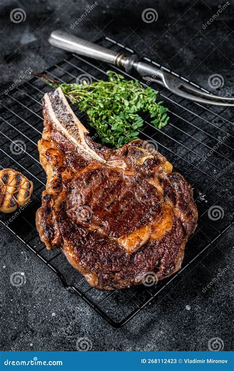 Tomahawk Asado O Costilla Con Filete De Buey De Hueso Fondo Negro