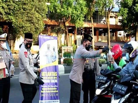 Bagi Takjil Warnai Operasi Keselamatan Polresta Makota