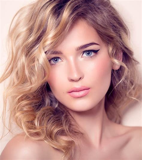 Best Short Wavy Hairstyles For Women To Try In