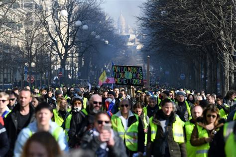 Coletes amarelos manifestam se dispersos na França depois de três