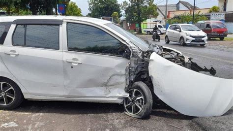 Daihatsu Sigra Ringsek Parah Dan Ban Pecah Tabrak Truk Muatan Susu Di