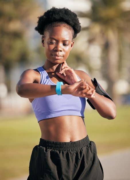 Pouls de fitness et athlète féminine sur une séance d entraînement avec