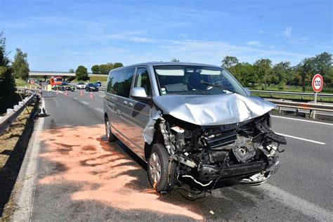 Un Accident Entre Un Mini Bus Et Un Poids Lourd Fait Neuf Bless S Dont