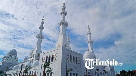 Masjid Raya Sheikh Zayed Solo Sediakan 6 000 Takjil Bagi Jemaah Selama Bulan Ramadan