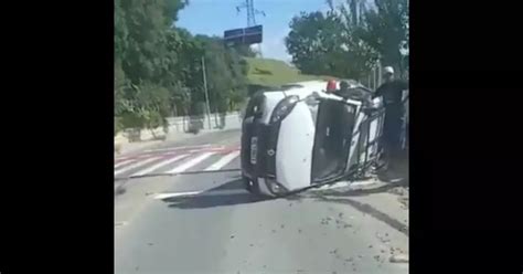 VÍDEO Motorista perde controle do carro e colide contra muro no Vale