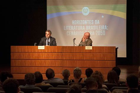 O Conferencista Rodrigo Lacerda E O Acad Mico Jos Murilo De Carvalho