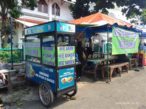 Dukung Umkm Ybm Pln Cianjur Pedagang Kaki Lima