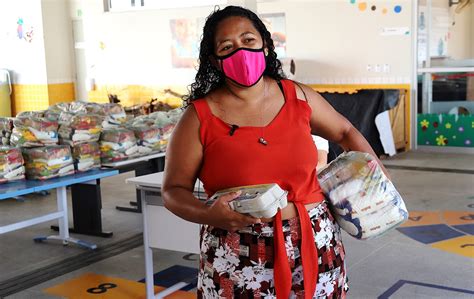 Kits de alimentação para alunos da rede pública municipal começam a ser