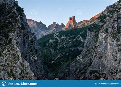 Picu Naranjo De Bulnes Urriellu Von Camarmena Dorf Bei Sonnenaufgang In