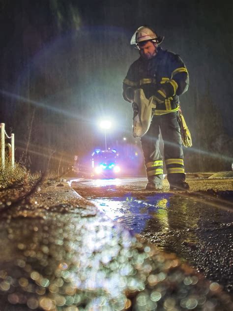 Transporterfahrer Kracht In Verkehrsinsel