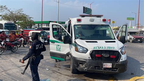 Ambulancia Del Imss Se Pasa Alto Y Choca Contra Camioneta En Juchit N