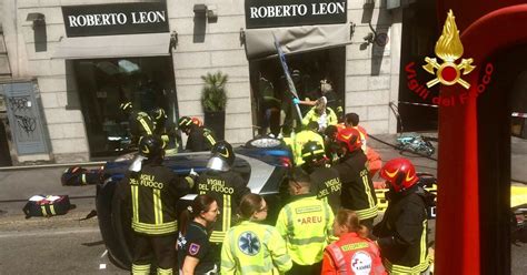 Auto Si Ribalta Abbatte Palo Che Colpisce Una Ciclista Che Rimane