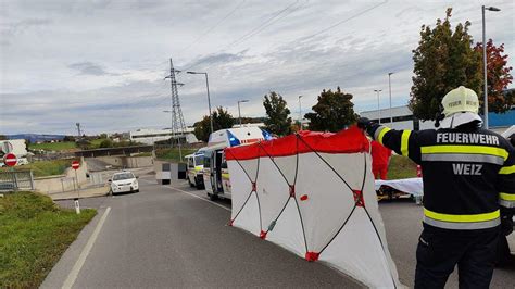 Von Pkw Lenker übersehen Motorradfahrer in Weiz von Auto erfasst und