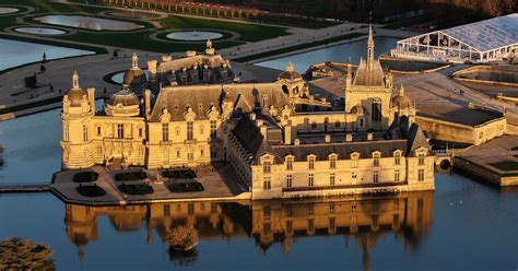 An extravagant Château de Chantilly wedding