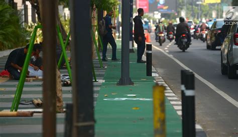 FOTO Waduh Tiang Listrik Hingga Lampu PJU Halangi Jalur Sepeda Di GBK