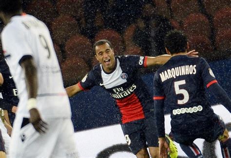 Fora da seleção Lucas brilha gol e assistência em vitória do PSG