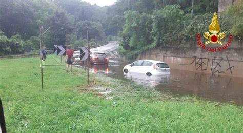 Maltempo Temporali E Grandine Al Nord Esonda Il Lago Di Como Strade