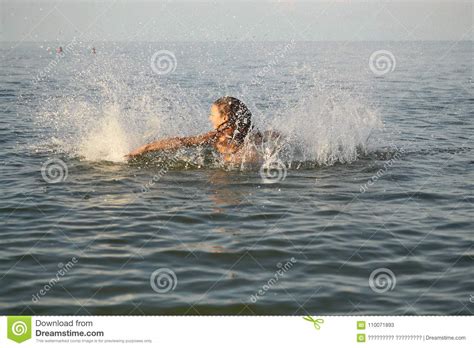 Jet Avec De L Eau Fille Ayant L Amusement Se Baignant En Mer Image