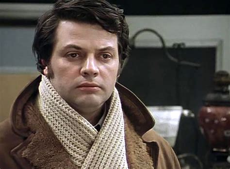 Он женился на соседской девушке, которая приносила ему молоко в юности ...