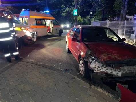 Două persoane au fost rănite după ce un taxi a fost izbit de un