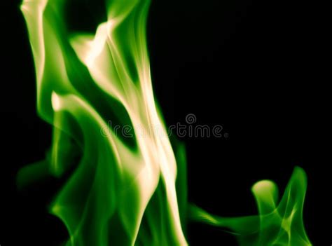 Le Feu Vert De Flamme Sur Un Fond Noir Photo Stock Image Du Courbe