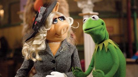 After Announcing Their Breakup, Kermit the Frog and Miss Piggy Join Tinder