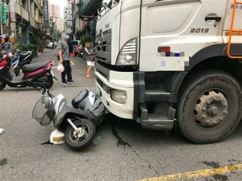 驚險畫面！阿公載孫鑽車縫 遭砂石車捲入脫困送醫 社會 自由時報電子報