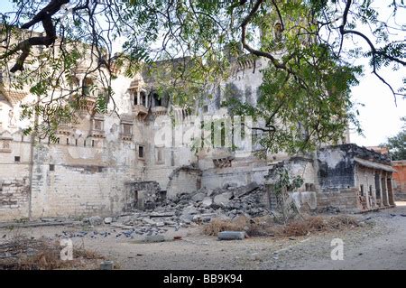 2001 Gujarat earthquake, Bhuj earthquake, damaged house interior ...