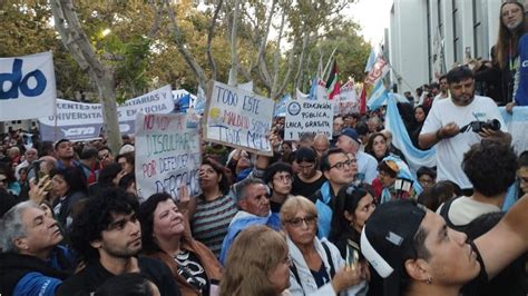 Multitudinaria marcha en San Juan en defensa de la universidad pública