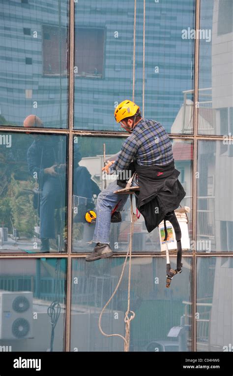 Rappelling Window Cleaner Skyscraper Hi Res Stock Photography And