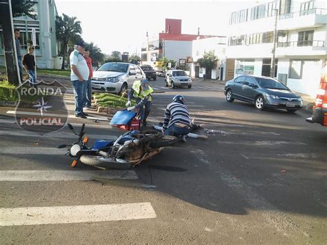 Mulher Fratura Duas Pernas Em Acidente De Moto No Centro Ronda Policial