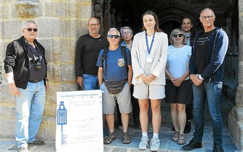 Plouha Apolline Destrebecq Guide Les Visiteurs Dans La Chapelle