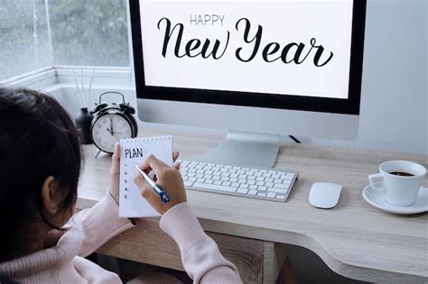 Plan de año nuevo y resolución mujer con suéter rosa escribiendo una