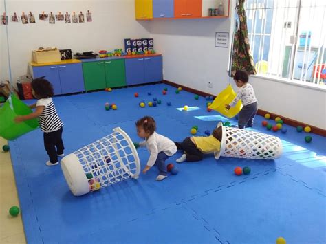 Brincadeiras De Movimento Para Crianças Pequenas Escola De Educacão