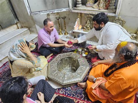 श्रीमहंत नारायण गिरि ने श्री दूधेश्वर नाथ मंदिर में सेवा करने वाले पुलिसकर्मियों को सम्मानित