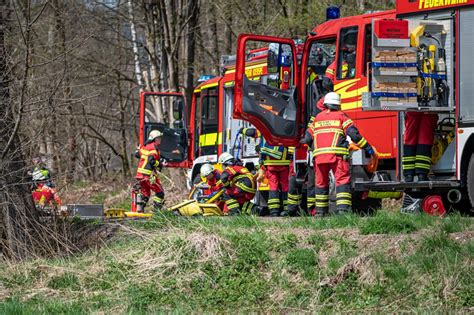 Schwerer Unfall Auf Der B54 Bei Kierspe Zwei Insassen In Transporter