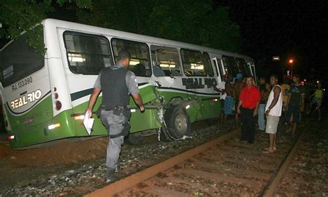 Colis O Entre Trem De Carga E Nibus Deixa Pelo Menos Feridos Em