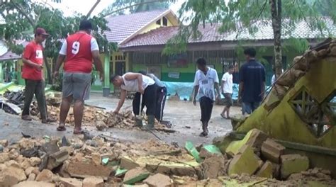 Warga Dan Relawan Gotong Royong Di SDN Gunung Sari