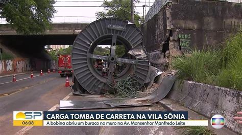 Bobina cai de caminhão e atinge muro na Zona Sul de São Paulo São