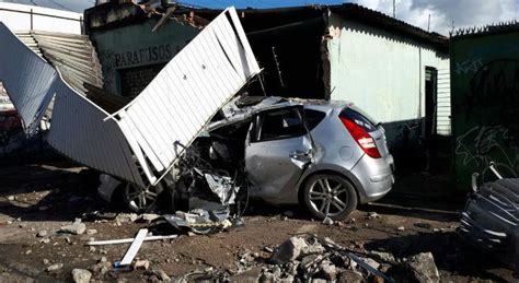 Carro Bate Em Poste Invade Loja E Deixa 3 Feridos Na Avenida Norte