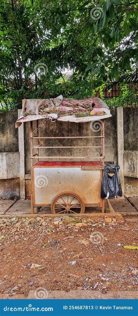 Carrinho De Vendas Antigo Do Lado Da Estrada Imagem De Stock Imagem