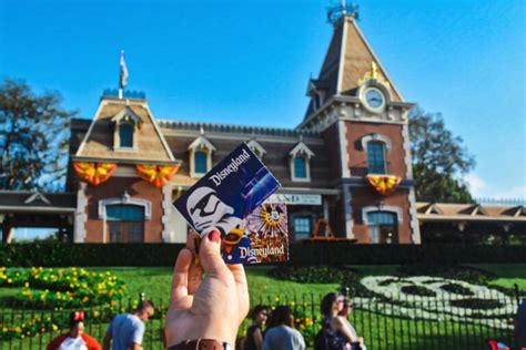 Should You Buy Disneyland Tickets in Advance? | Park Nerds