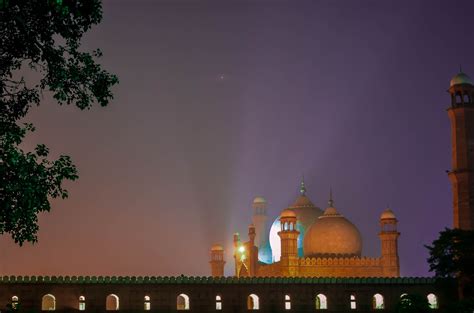 Image: A Very Beautiful Night View of Badshahi Masjid, Lahore