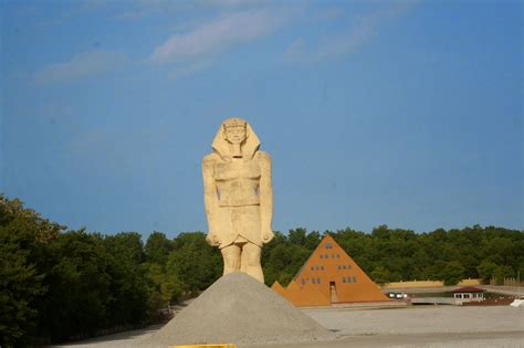 The Carpetbagger: Mysterious Pyramid of Illinois