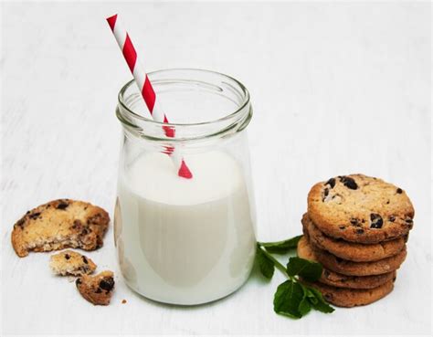 Vaso De Leche Y Galletas Foto Premium